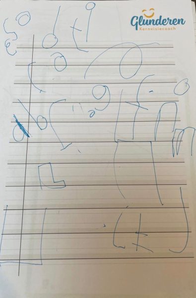 Bram aan het schrijven
